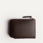 Portefeuille homme luxe​ vu de dos en cuir marron lisse semi végétal ultra pratique au look raffiné.