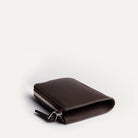 Portefeuille homme luxe​ facile d'utilisation et au design réfléchi pour être élégant et fonctionnel.