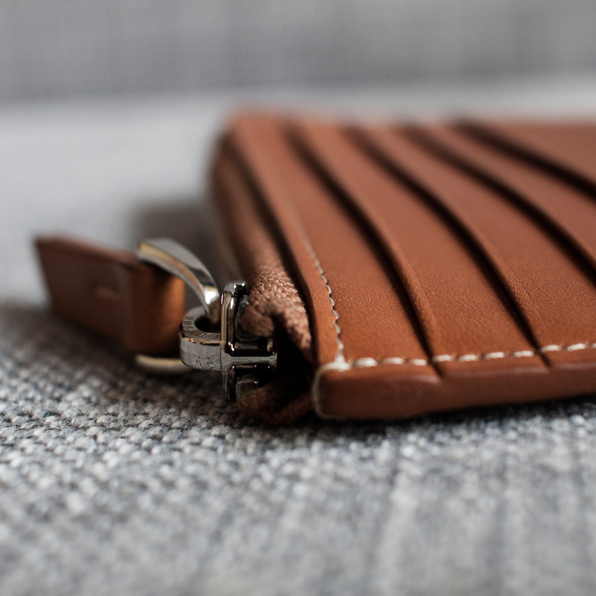 Portefeuille homme luxe en cuir cognac pensé par lundi - modèle WALDO