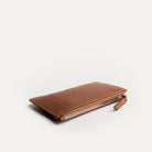 Porte feuille​ fermeture glissière en métal robuste et durable.